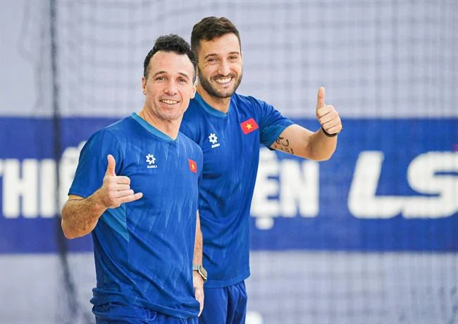 Tay vợt đang giao bóng trong trận Grand Slam